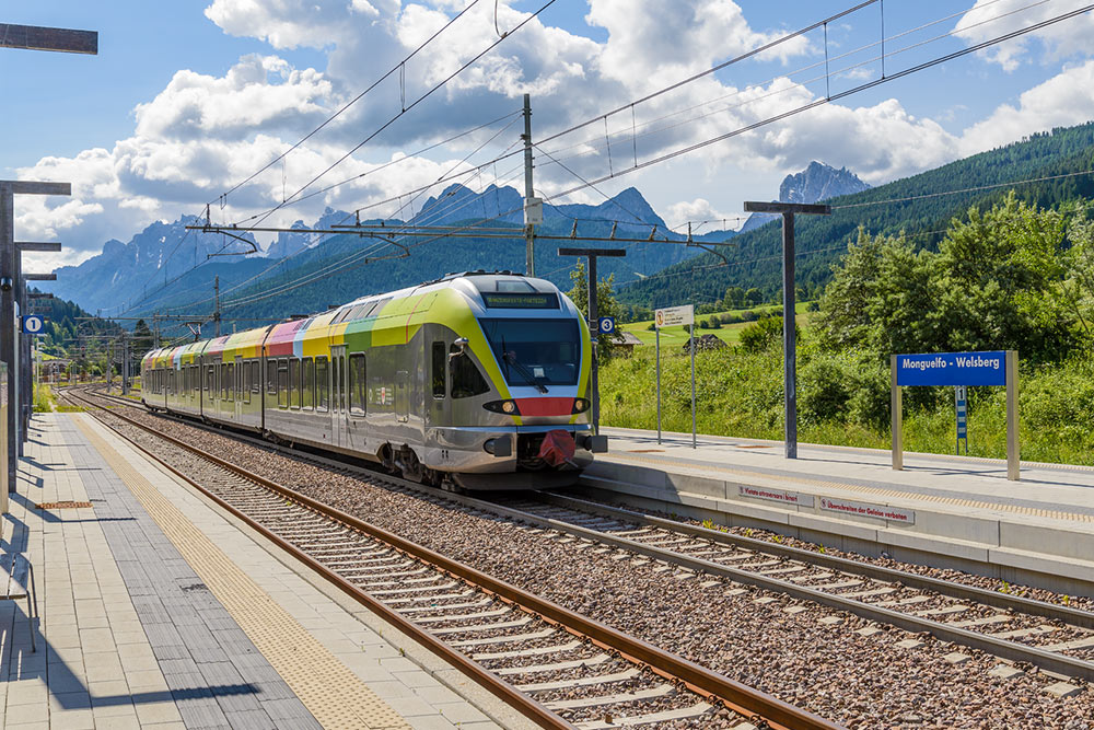 zug-mobilitaet-bauernhof-welsberg-treno-trasporto-pubblico-monguelfo